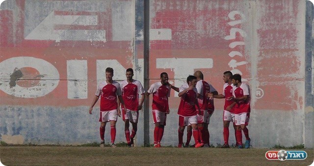 שחקני אזור חוגגים (שקד מורג)